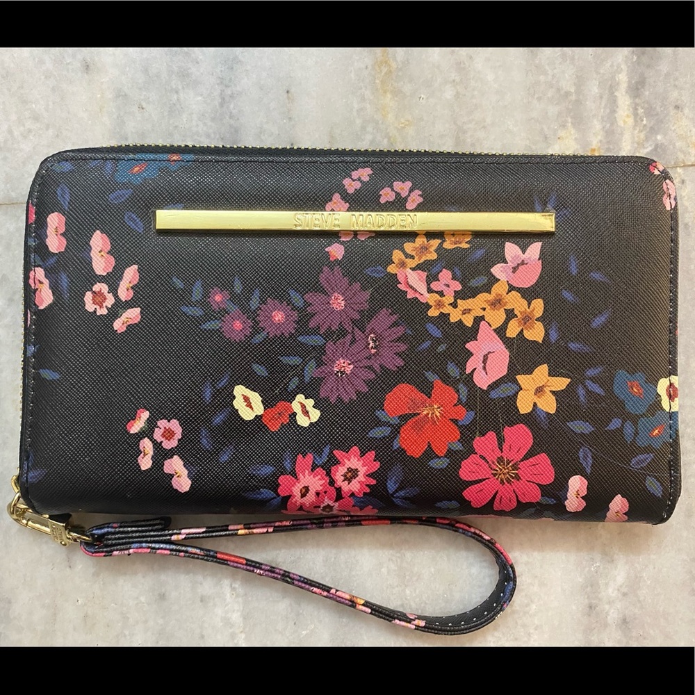 Brand new never used, steve madden bigger
size wrist wallet - Picture 2 of 13